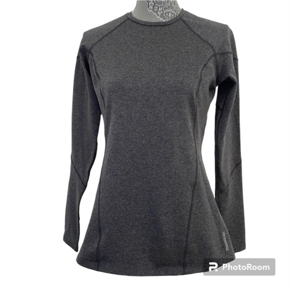 Reebok Women’s Play Warm long sleeve shirt. Heather gray stretch material. EUC
